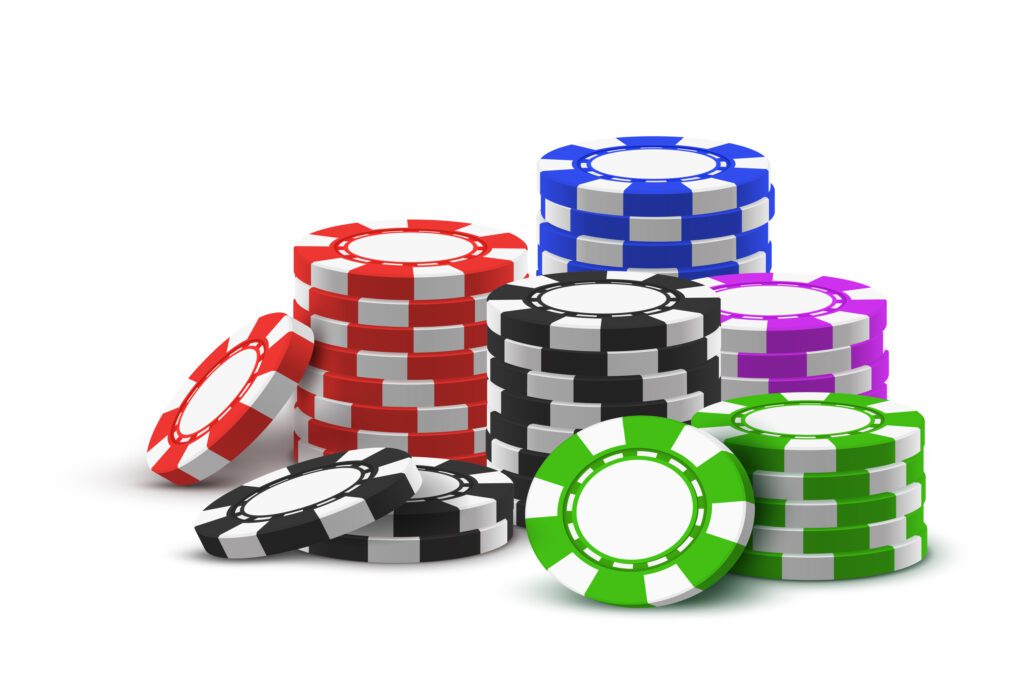 chip kasino berwarna merah, biru, hitam, hijau dengan putih